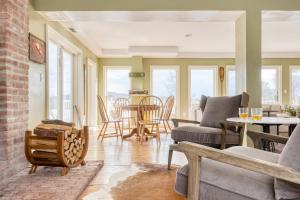sala de estar con mesa y sillas en River House by AvantStay Historic Secluded Estate on the Hudson River w Pool Sleeps 24, en Hudson