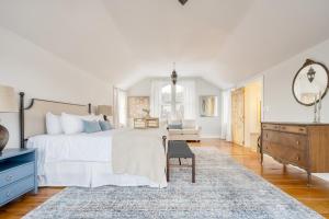 1 dormitorio blanco con 1 cama grande y vestidor en River House by AvantStay Historic Secluded Estate on the Hudson River w Pool Sleeps 24, en Hudson