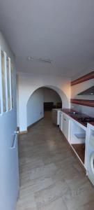 una gran cocina con electrodomésticos blancos en una habitación en Cortijo barranco higuera 2, en Fernán Pérez