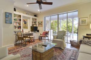 uma sala de estar com um sofá e uma mesa em Amelia Home by AvantStay In Historic Old Town w Pool em Key West