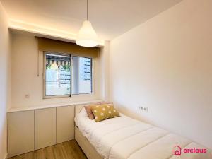 um pequeno quarto com um sofá e uma janela em La Promenade em Benicàssim