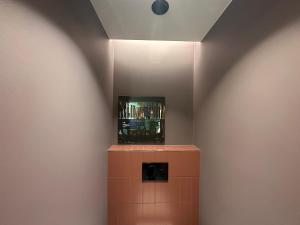 een badkamer met een tegelmuur met een foto aan de muur bij Apartment-Hotel Hamburg Mitte in Hamburg