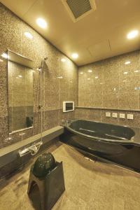 川崎的住宿－SAKE Kura Hotel 川崎宿，大型浴室设有浴缸和淋浴。
