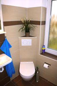 A bathroom at Ferienwohnungen Arp "2D" mit Terrasse und Parkplatz