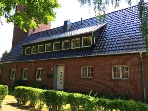 a red brick house with a lot of windows on it at Ferienwohnungen Arp "2D" mit Terrasse und Parkplatz in Itzehoe