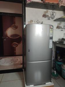 KevadiaにあるPrakruti NATH Homestayの- ステンレス製の冷蔵庫付きのキッチン