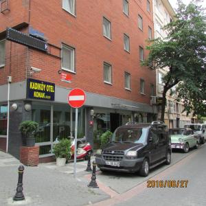 イスタンブールにあるKadikoy Otelの建物前の車道