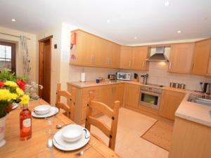 Dapur atau dapur kecil di 2 Bed in Caerwys 41656