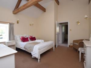Un dormitorio con una cama con almohadas rojas. en 3 Bed in Ashford in the Water PK501, en Longstone