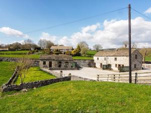 ein Bild des Bauernhauses vom Hügel in der Unterkunft 3 Bed in Ashford in the Water PK501 in Great Longstone