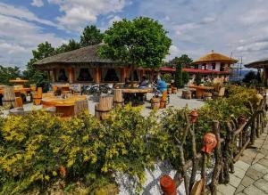 Reštaurácia alebo iné gastronomické zariadenie v ubytovaní Zrubový Dom 1 v Panoráma Parku