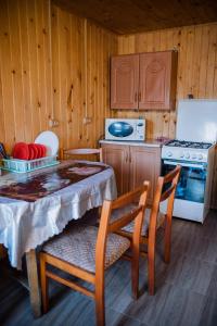 y cocina con mesa, sillas y fogones. en Світанок у горах, en Verkhniy Yasenov 17 fotos más