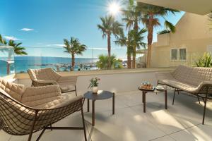 een balkon met stoelen en tafels en uitzicht op de oceaan bij Mirari Boutique Hotel in Split