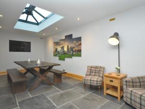 salon ze stołem i kanapą w obiekcie 2 Bed in Bath 47045 w mieście Farmborough