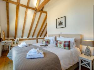 Hopton的住宿－2 Bed in Bury St Edmunds 47778，一间卧室配有两张带毛巾的床