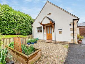 ein Cottage mit einem Garten davor in der Unterkunft 2 Bed in Cheltenham 49336 in Southam