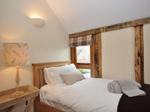 sypialnia z białym łóżkiem i oknem w obiekcie 3 Bed in Leominster 50507 w mieście Pencombe