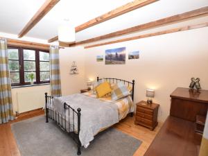 sypialnia z łóżkiem i drewnianą podłogą w obiekcie 2 Bed in Tintagel 51184 w mieście Lanteglos