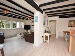 a living room with black and white ceilings at 2 Bed in St Agnes 50085 in St. Agnes