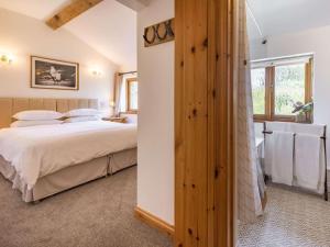 ein Schlafzimmer mit einem großen Bett und einem Fenster in der Unterkunft 4 Bed in Nr Ludlow CHL22 in Aymestrey