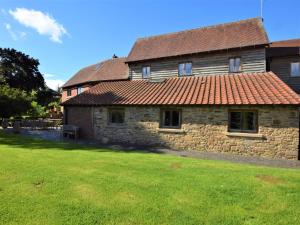 an old stone house with a red roof at 4 Bed in Nr Ludlow CHL22 in Aymestrey