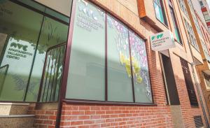 una vetrina con un cartello davanti di Spirit Apartamentos Valladolid Centro a Valladolid