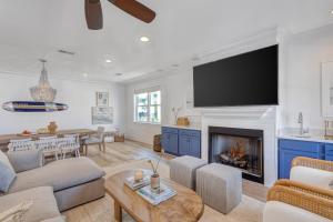 a living room with a fireplace and a tv at Vitamin Sea by AvantStayMinutes from the beach in Destin