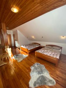 2 camas en una habitación con suelo de madera en Rooms Kočna en Zgornje Jezersko
