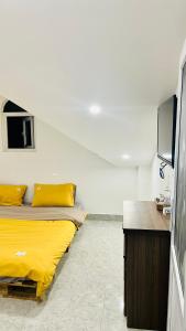 een slaapkamer met 2 bedden en een flatscreen-tv bij Uyên House hotel in Da Lat
