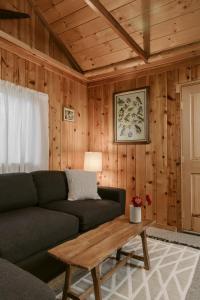 2403 - Oak Knoll #4 cabin في بيغ بير لاكي: غرفة معيشة مع أريكة وطاولة قهوة