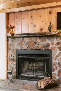 Una chimenea en una habitación con una pared de piedra. en 2405 - Oak Knoll Studio #6 cabin, en Big Bear Lake