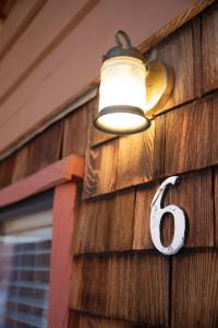 una luz en el lateral de una casa con un número en 2405 - Oak Knoll Studio #6 cabin en Big Bear Lake