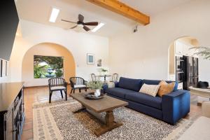 sala de estar con sofá azul y mesa en Starlight Estate by AvantStay 26 People Architectual Mansion w Pool Tennis Court Game Room, en Bermuda Dunes