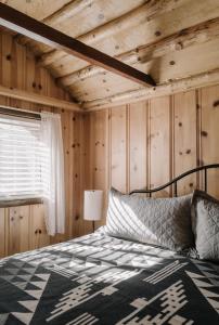 大熊湖的住宿－2404 - Oak Knoll Studio #5 cabin，一间卧室设有一张床和木制天花板