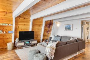 ein Wohnzimmer mit einem Sofa und einem Flachbild-TV in der Unterkunft Chickaree Chickadee Buyout by AvantStay 2 Sister Cabins in Tahoe City