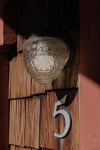 2404 - Oak Knoll Studio #5 cabin في بيغ بير لاكي: منزل خشبي عليه رقم خمسه