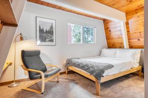 - une chambre avec un lit et une chaise dans l'établissement Chickaree Chickadee Buyout by AvantStay 2 Sister Cabins, à Tahoe City