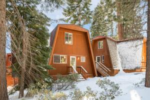 une maison dans les bois dans la neige dans l'établissement Chickaree Chickadee Buyout by AvantStay 2 Sister Cabins, à Tahoe City