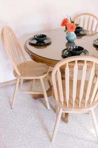 una mesa de comedor con 2 sillas y un jarrón con flores en 2408 - Oak Knoll ADA Studio #10 cabin, en Big Bear Lake