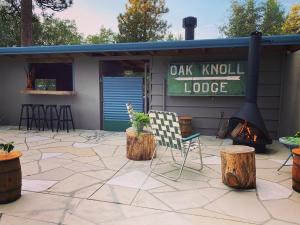 un patio con una silla y una chimenea en 2408 - Oak Knoll ADA Studio #10 cabin, en Big Bear Lake