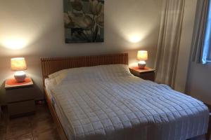 a bedroom with a bed and two lamps on tables at Appartement Caldera in Los Llanos de Aridane