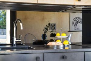 eine Küche mit einer Arbeitsplatte und einem Waschbecken in der Unterkunft Peaceful studio loft, Stockholm in Stockholm