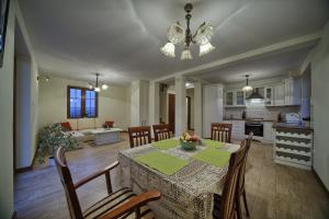 - une cuisine et une salle à manger avec une table et des chaises dans l'établissement Kozłów Park, à Kozłów