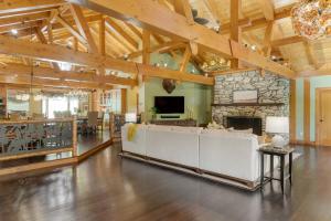 una gran sala de estar con chimenea de piedra. en Moose Lodge by AvantStay Luxe Berkshires Escape en North Egremont