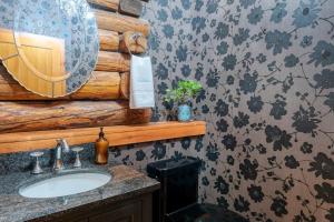 y baño con lavabo y espejo. en Moose Lodge by AvantStay Luxe Berkshires Escape en North Egremont