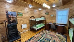 Łóżko lub łóżka piętrowe w pokoju w obiekcie Hostel SHYMBULAK