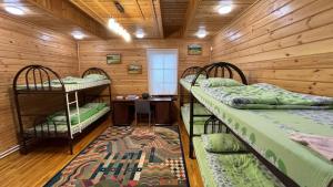 Łóżko lub łóżka piętrowe w pokoju w obiekcie Hostel SHYMBULAK
