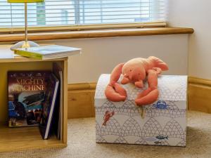 un osito de peluche sobre una cama en 3 Bed in Cardigan 55196, en Saint Dogmaels