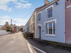 una calle vacía en una ciudad con casas blancas en 3 Bed in Cardigan 55196 en Saint Dogmaels