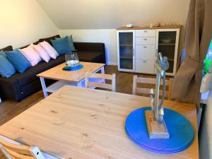 ein Wohnzimmer mit einem Tisch und einem Sofa in der Unterkunft Ferienwohnungen Arp "Nordsee" mit Balkon und Parkplatz in Itzehoe